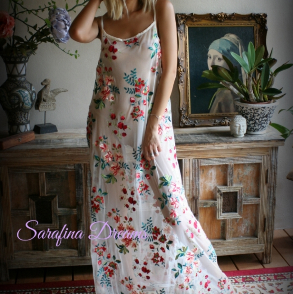 NWOT Sarafina Dreams nightgown